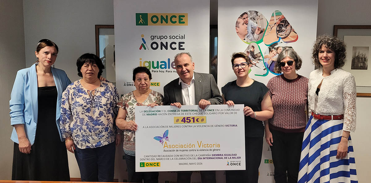 Foto de familia de los participantes en la entrega del cheque