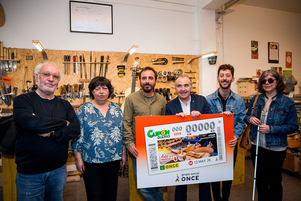 Foto de familia de los participantes en la presentación del cupón