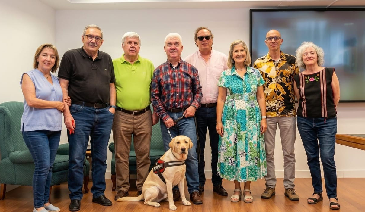 Foto de familia tras la firma de los convenios