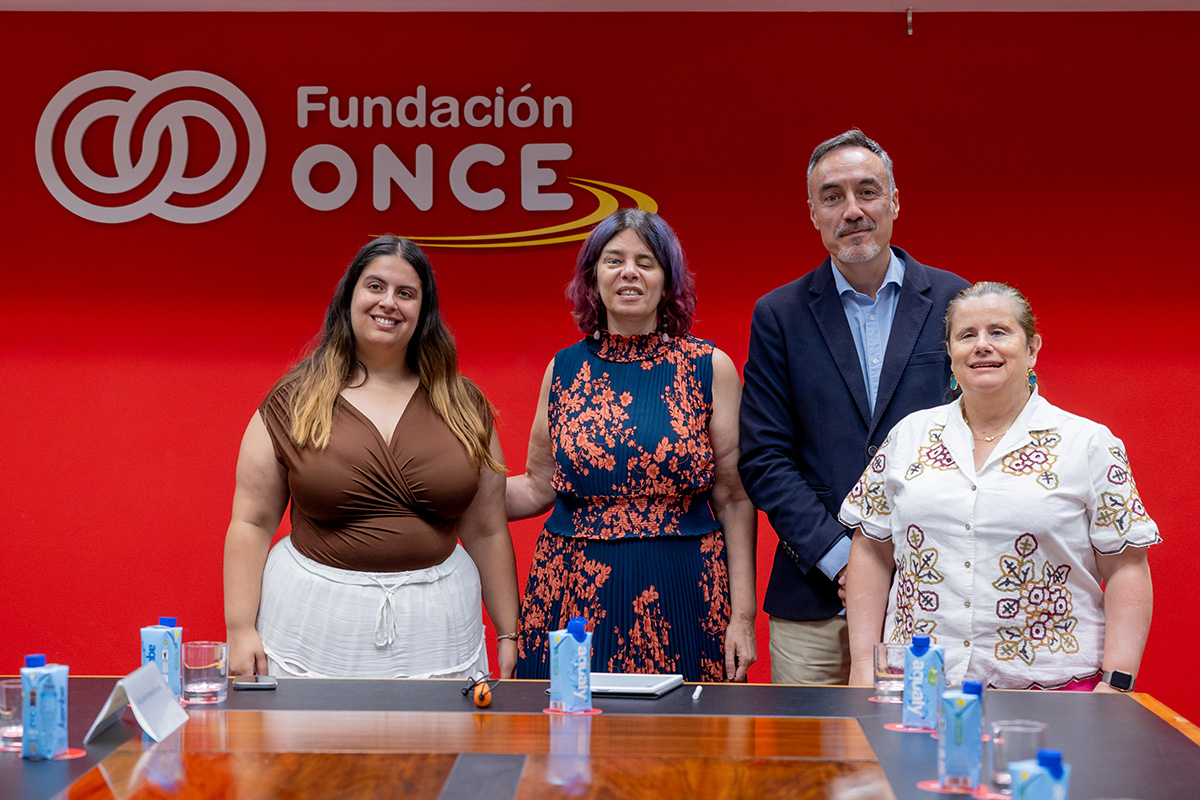Foto de familia de los participantes en la firma del convenio