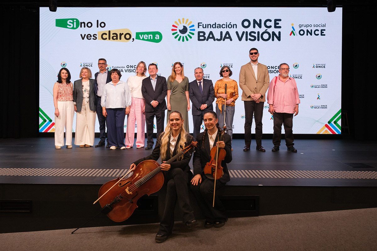 Foto de familia de todos los participantes en la presentaciónFoto de familia de todos los participantes en la presentación