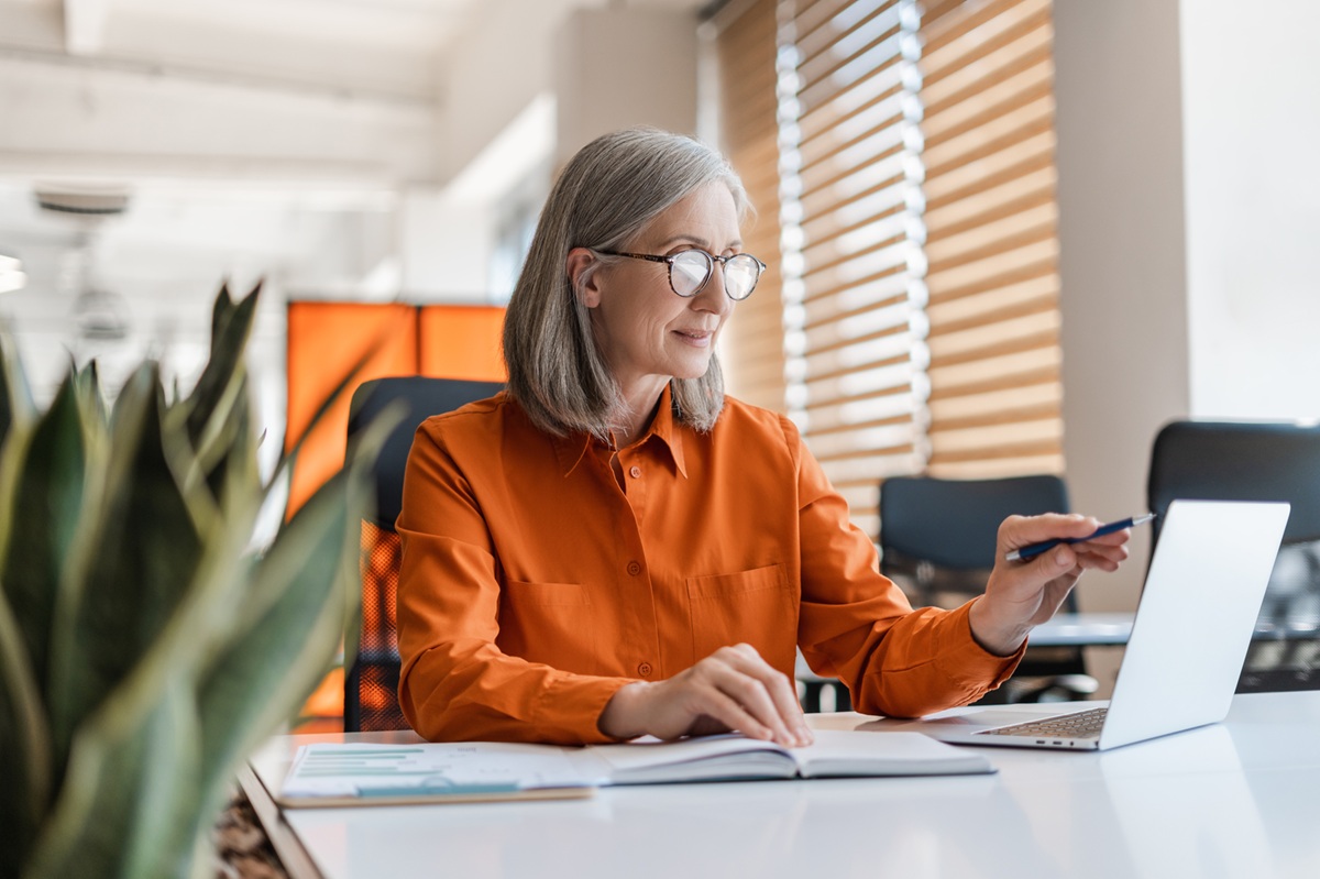 Mujer de más de 45 años en su puesto de trabajo