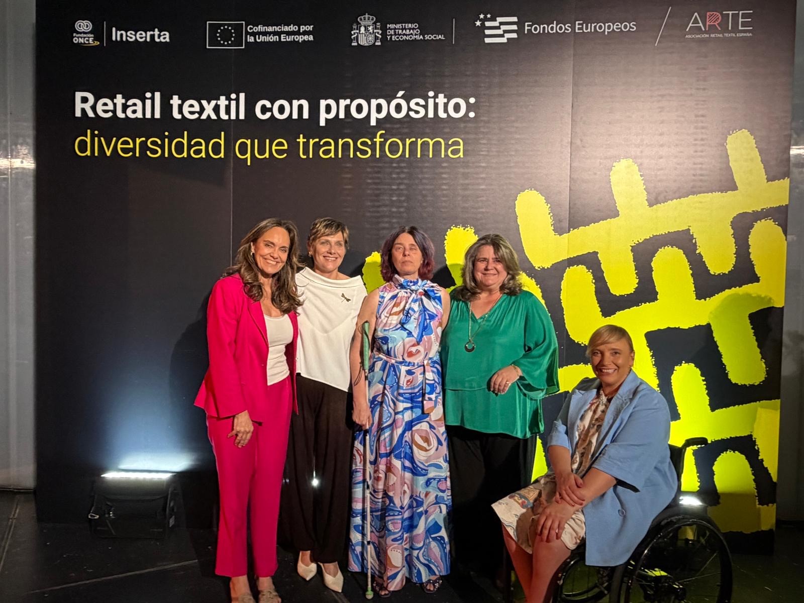 Foto de familia de las representantes de Fundación ONCE en el encuentro