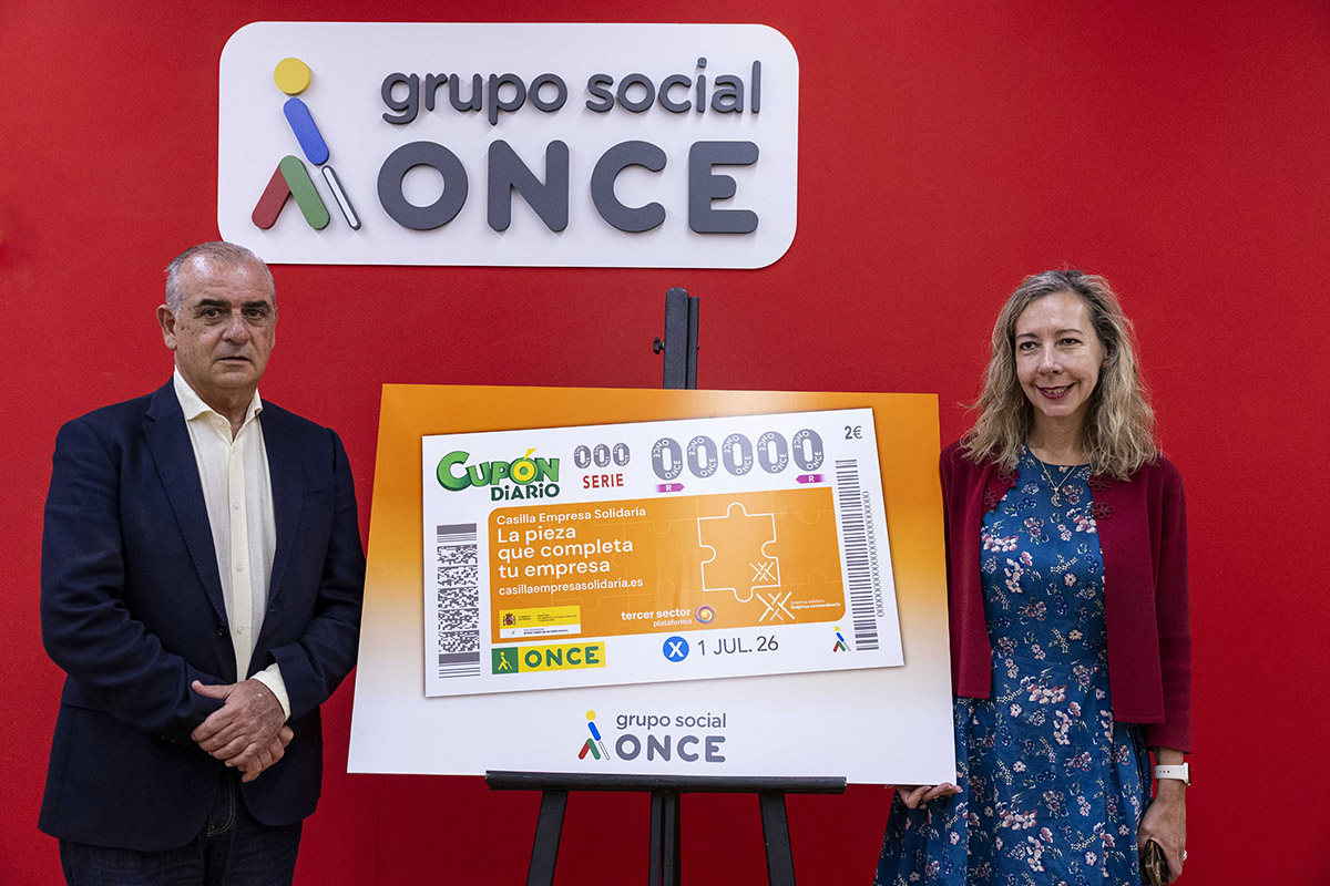 Luciano Poyato y Patricia Sanz junto a la imagen del cupón