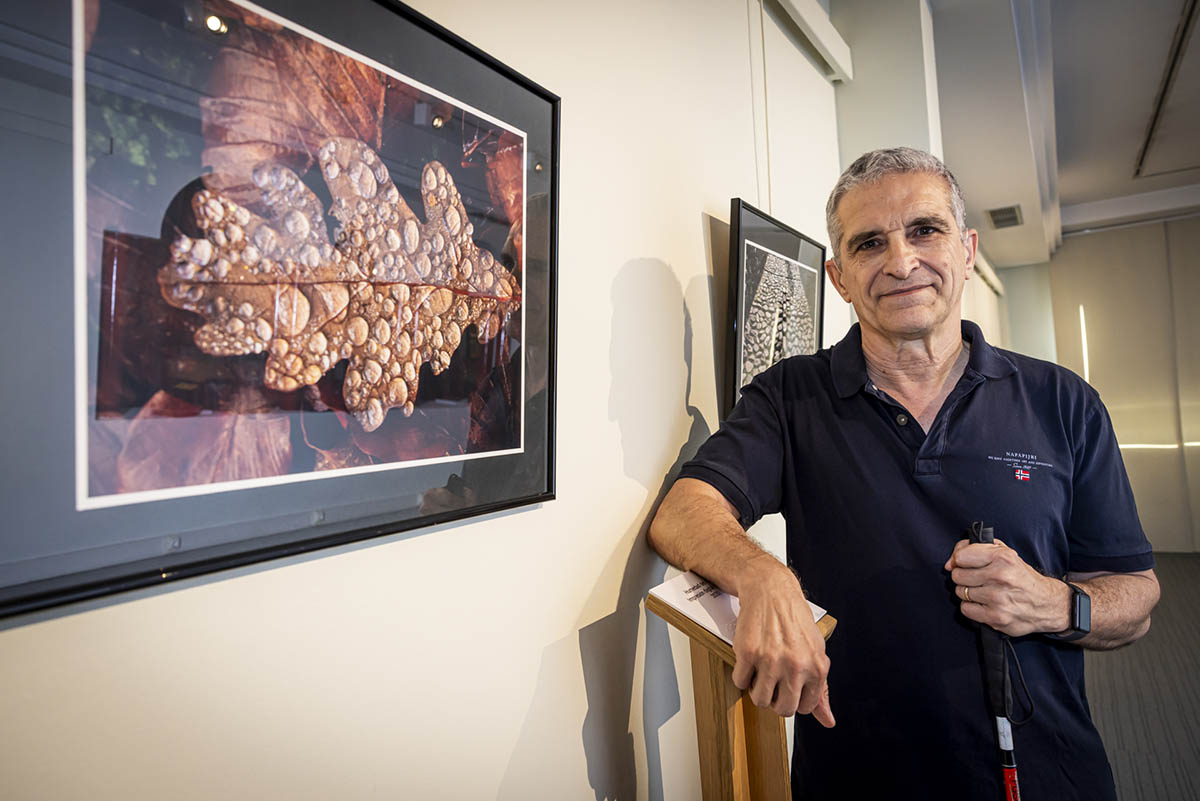 Rafael Zapata posa junto a una de sus fotografías