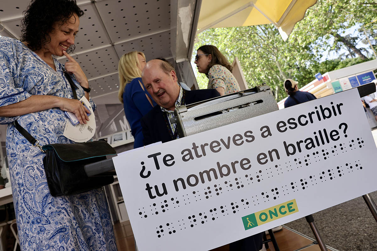 El braille protagonista en la caseta de la ONCE de la Feria del Libro de Madrid
