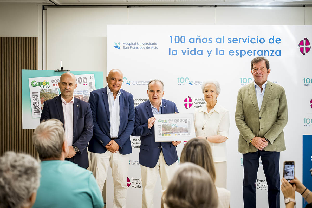 Momento de la entrega de la réplica del cupón