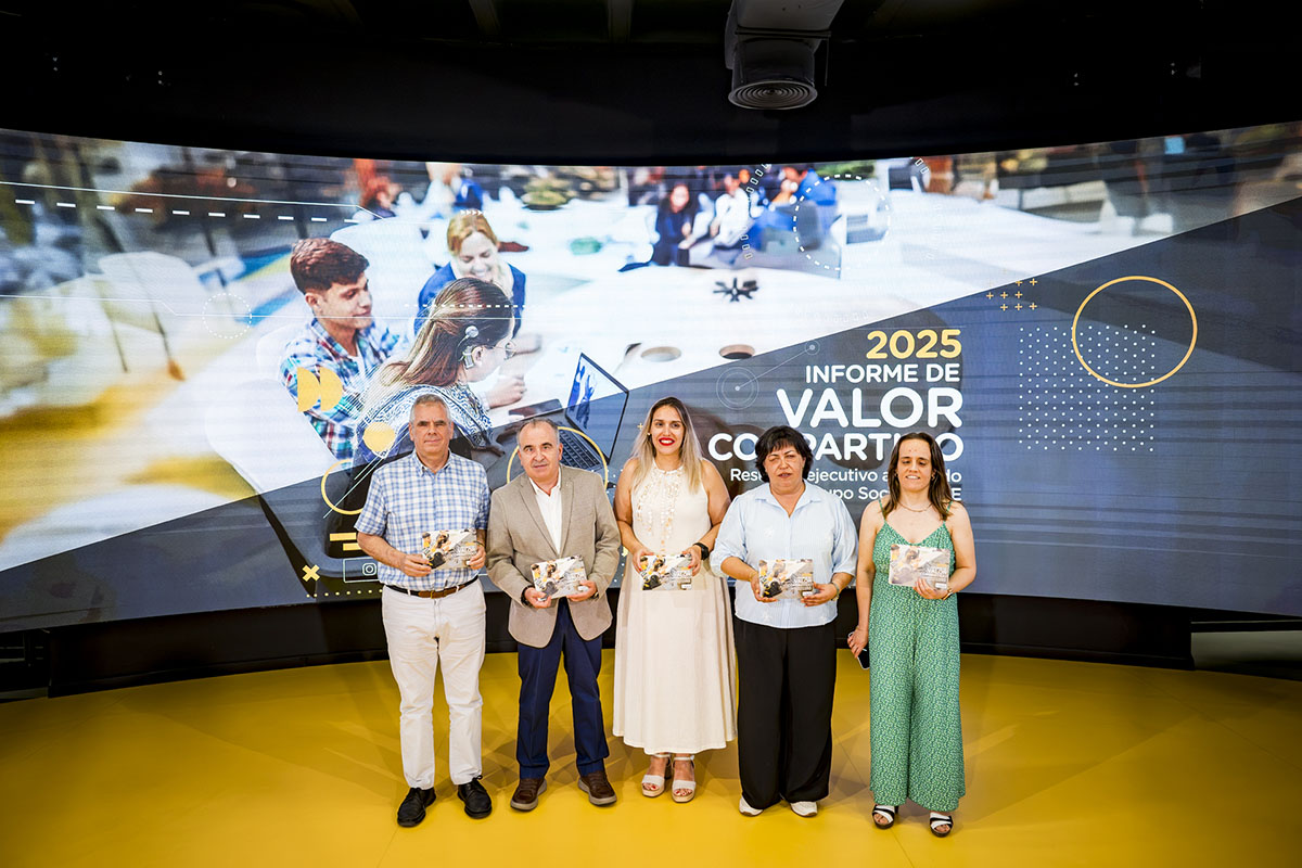 Foto de familia de todos los participantes en la presentación del Informe