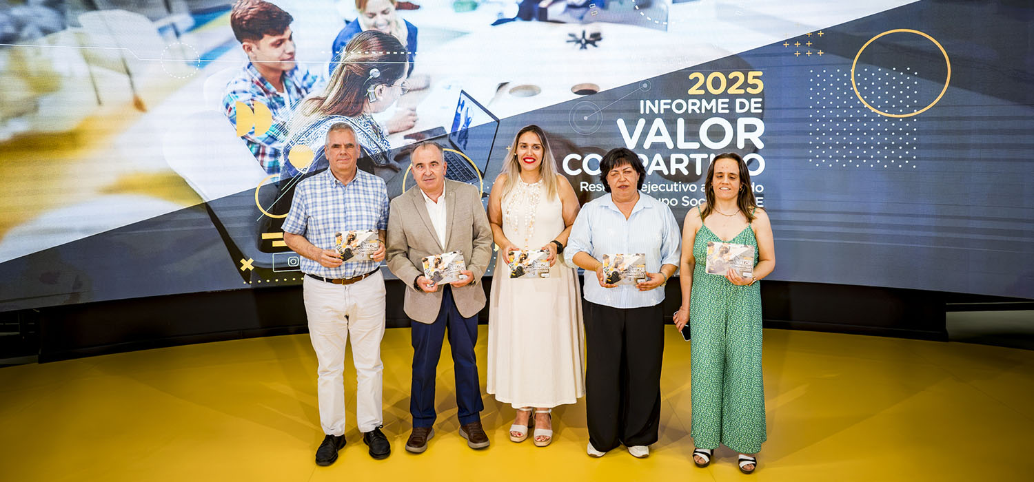Foto de familia de todos los participantes en la presentación del Informe