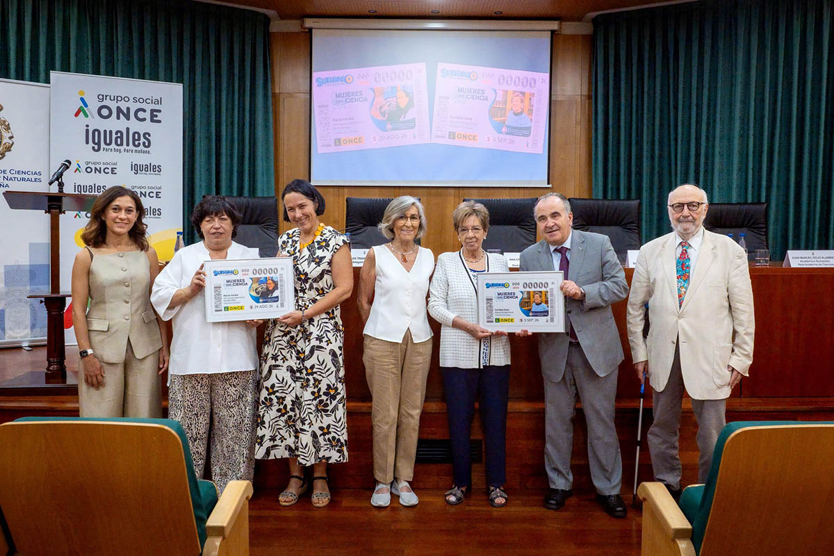 Foto de familia de todos los participantes en la presentación de los cupones