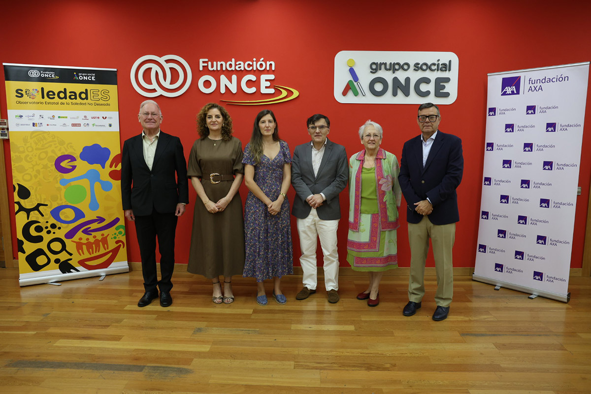 Foto de familia de todos los participantes en la presentación del estudio