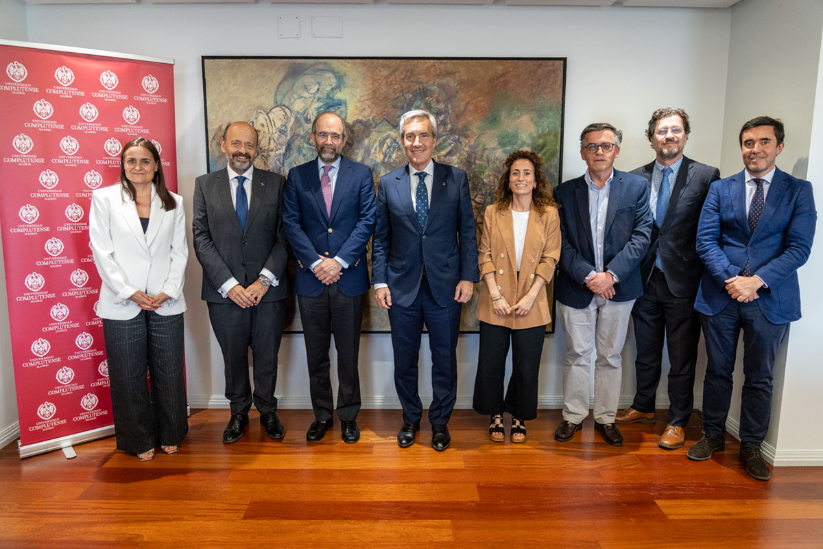 Foto de familia de los participantes en la firma del convenio