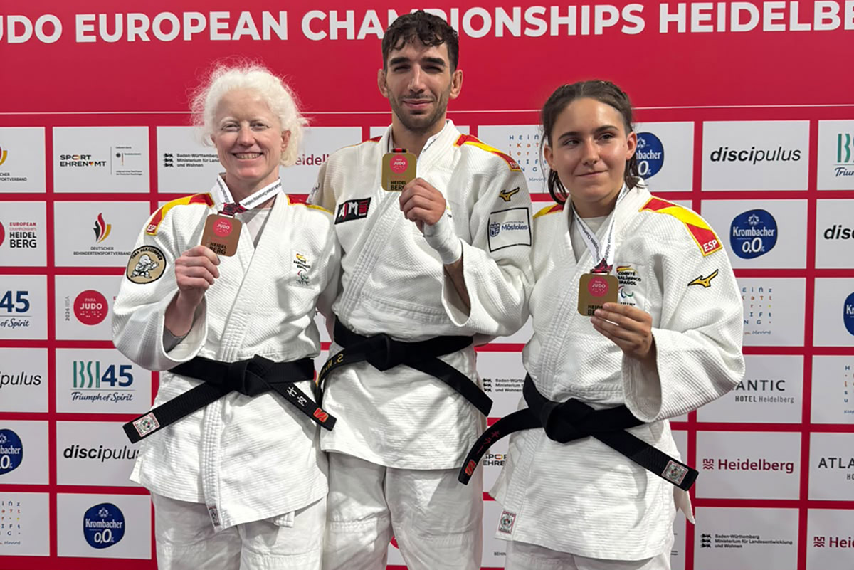 Marta Arce, Sergio Ibáñez y María Manzanero (de izda. a drcha.) muestran sus medallas