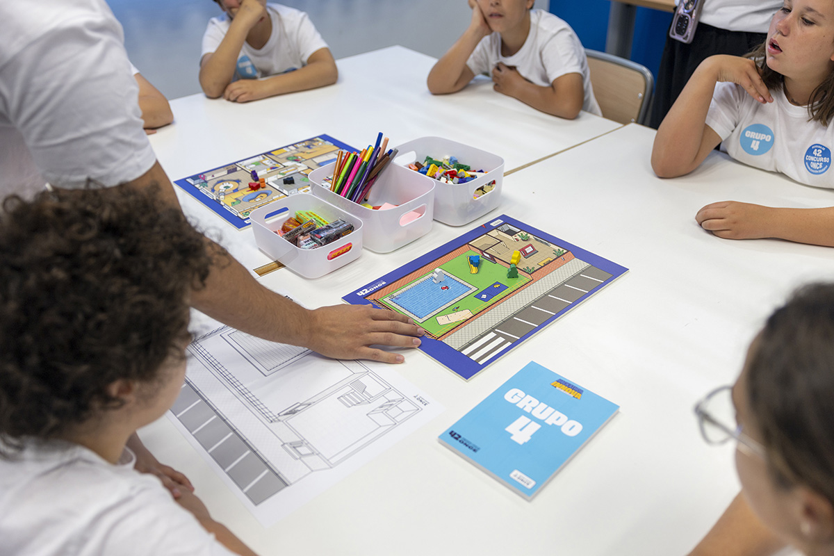Foto de recurso de alumnos trabajando en el Concurso Escolar