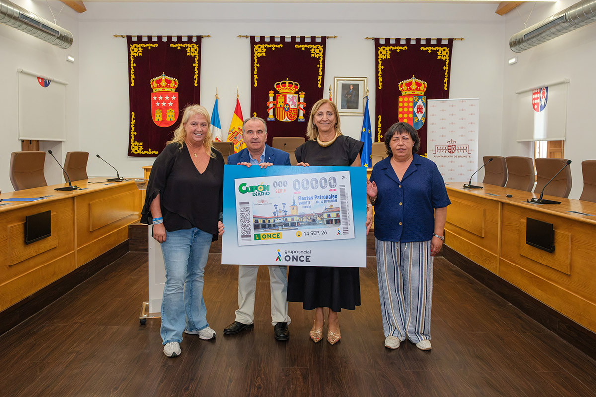 Los participantes en la presentación posan con la imagen del cupón