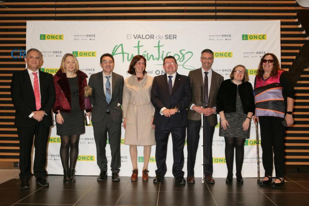Foto de familia de todas las autoridades asistentes a la presentación del nuevo director del CRE