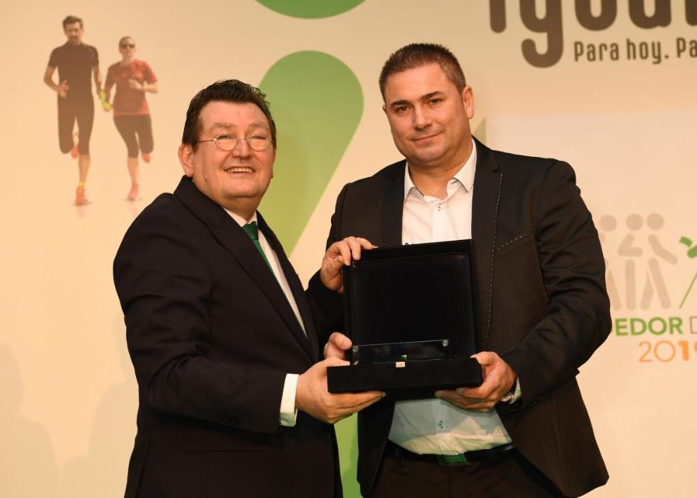 Manuel recibe el galardón de manos del director general
