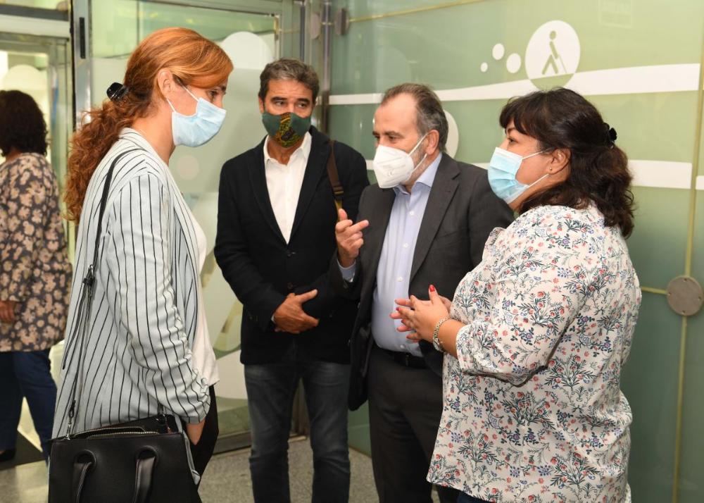Recepción a Mónica García en la entrada de la Delegación