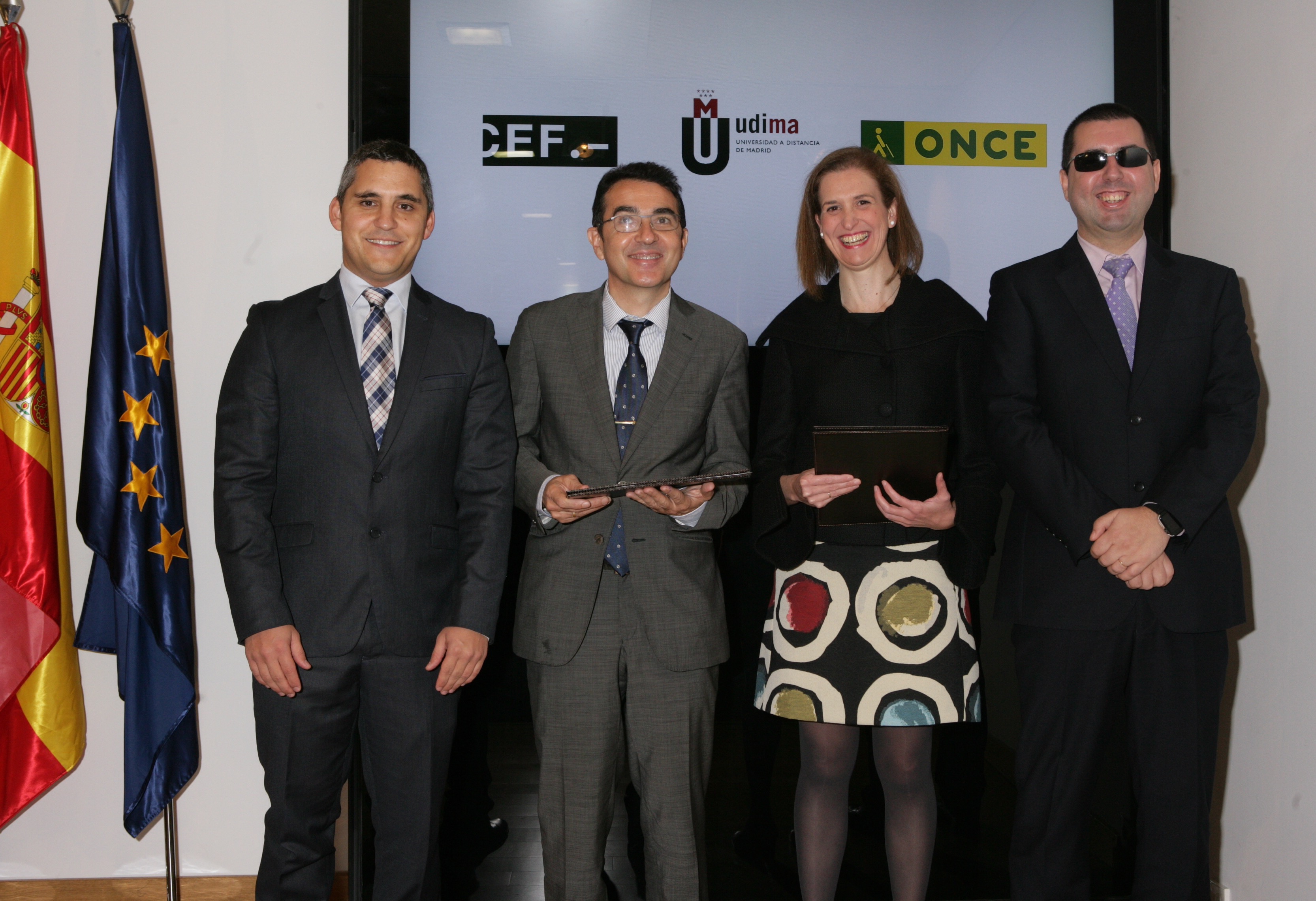 161124_posado_tras_la_firma_del_convenio_cef_udima.jpg