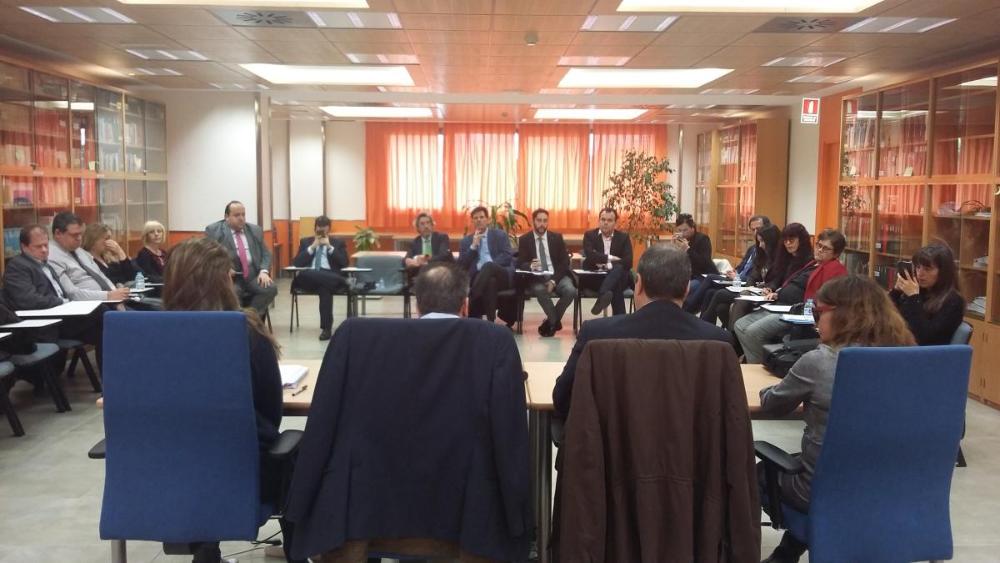 Los miembros del equipo reunidos en la bibliteca del CRE