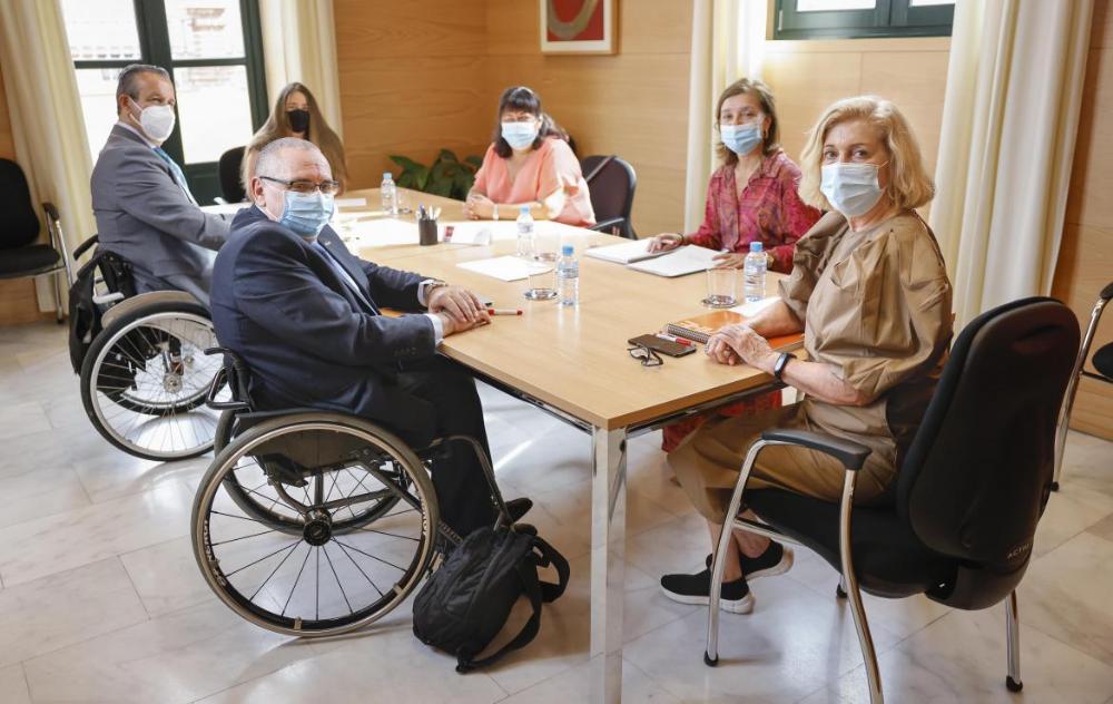 Foto de familia de los participantes en la reunión