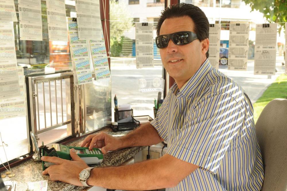 Jorge Macauda dentro de su quiosco de la ONCE