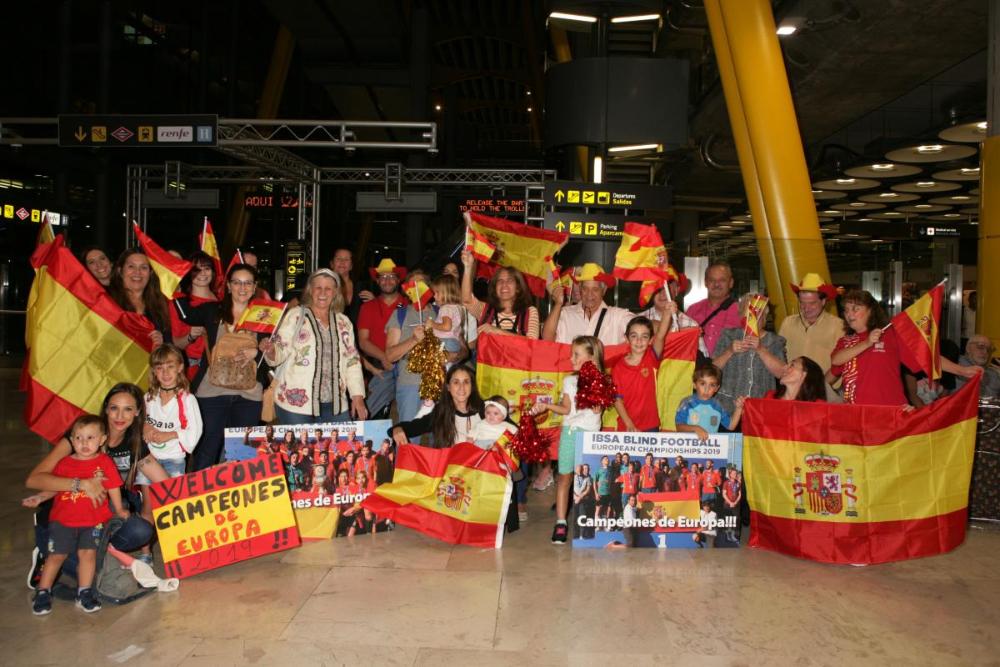 La delegación de recepción a las puertas de la Terminal del Aeropuerto