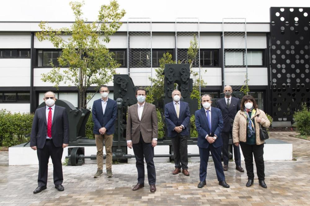 Foto de familia de los participantes en la visita