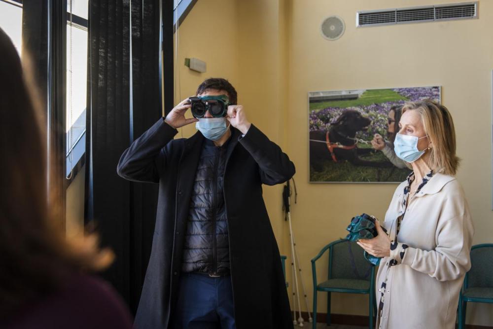 Jesús Santos probando las gafas de simulación