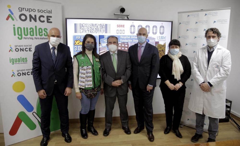 Foto de familia de todos lo participantes en la presentación