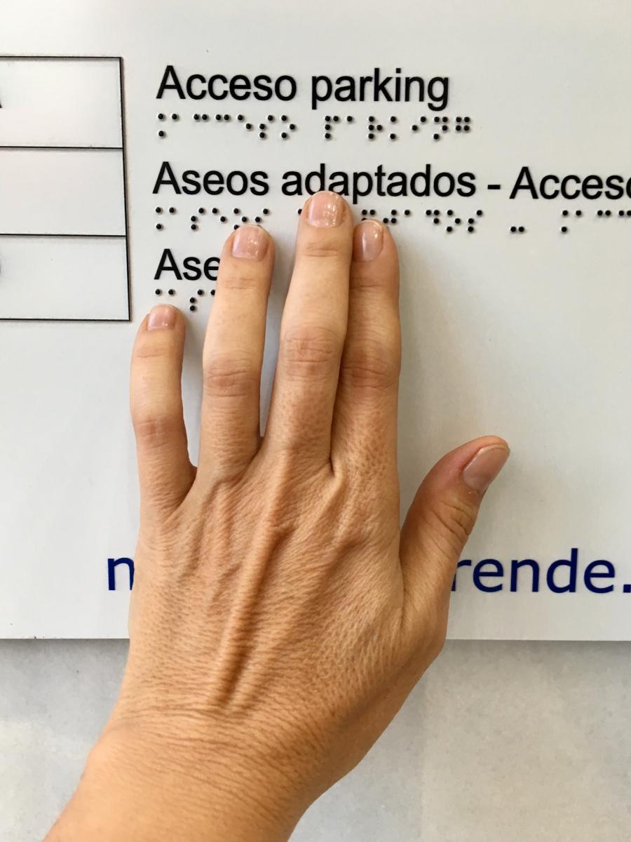 Señalética en braille en el mercado de Chamartín