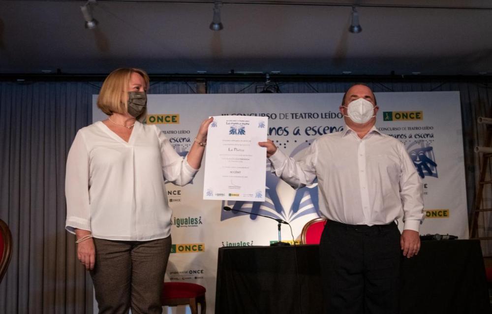 Un integrante de La Platea recoge el diploma