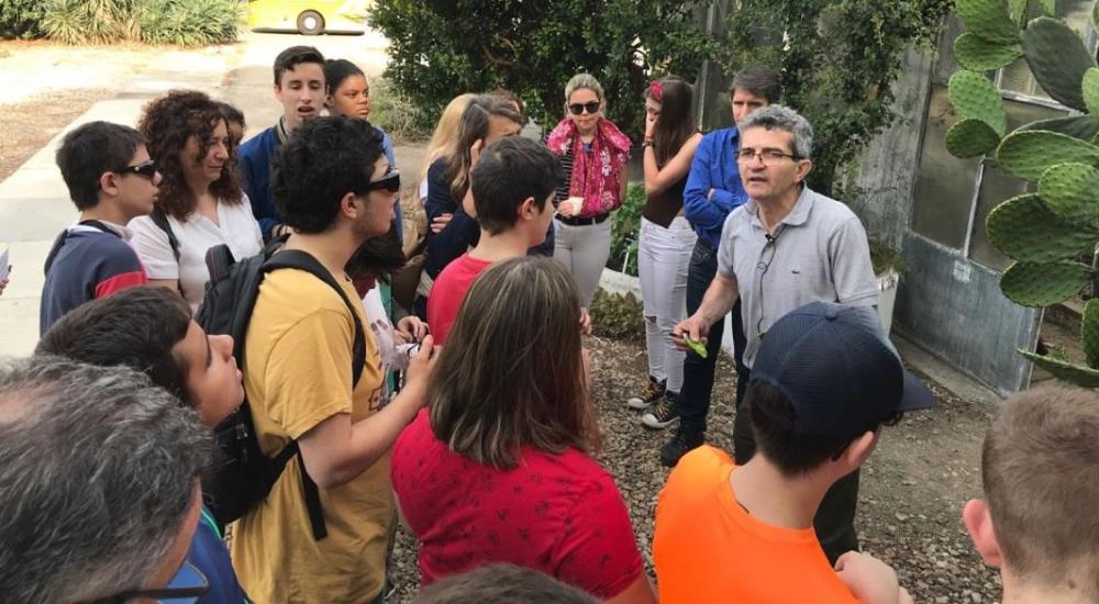 Llegada del grupo al invernadero donde son recibidos por Santiago Moreno