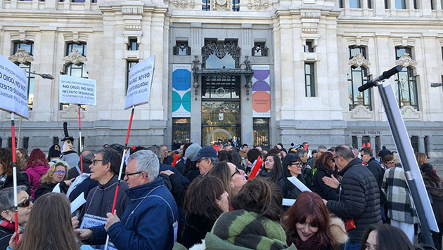 act-_frente_al_ayuntamiento_patinetes.jpg