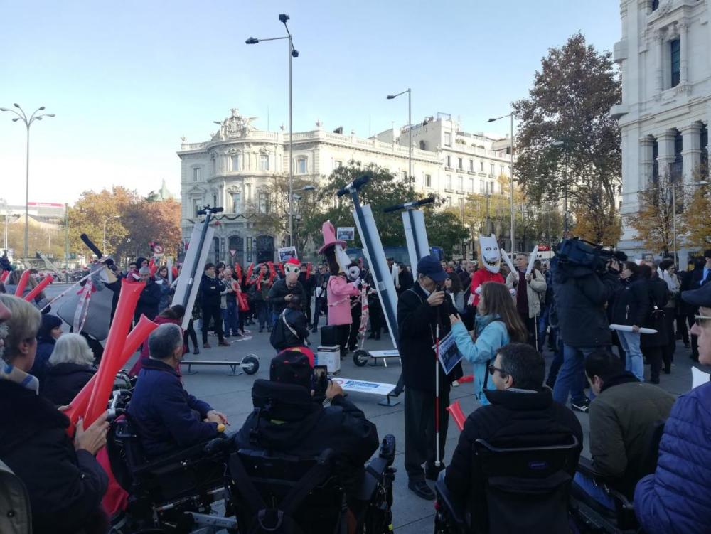 Manifestantes delante del Ayuntamiento