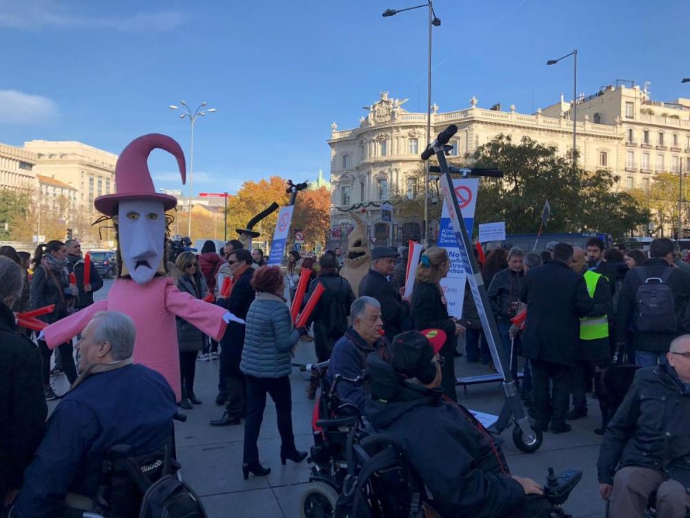 Performance de protesta contra los patinetes