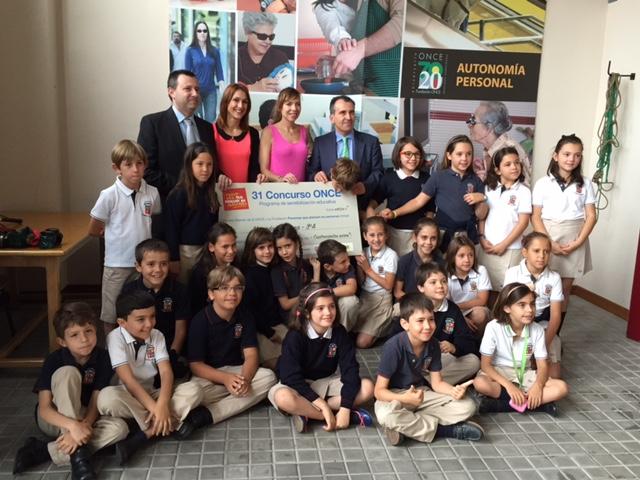 Foto de familia del grupo del colegio Alameda de Osuna junto a los responsables de la ONCE y el diploma