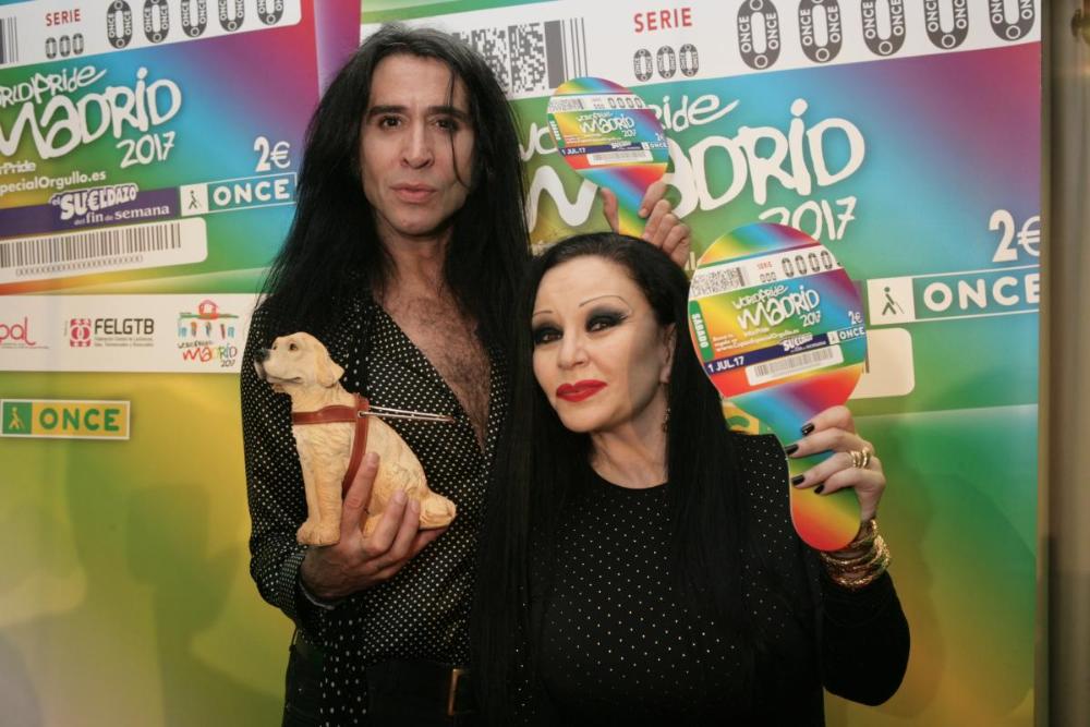Mario Vaquerizo y Alaska posan con los cupones