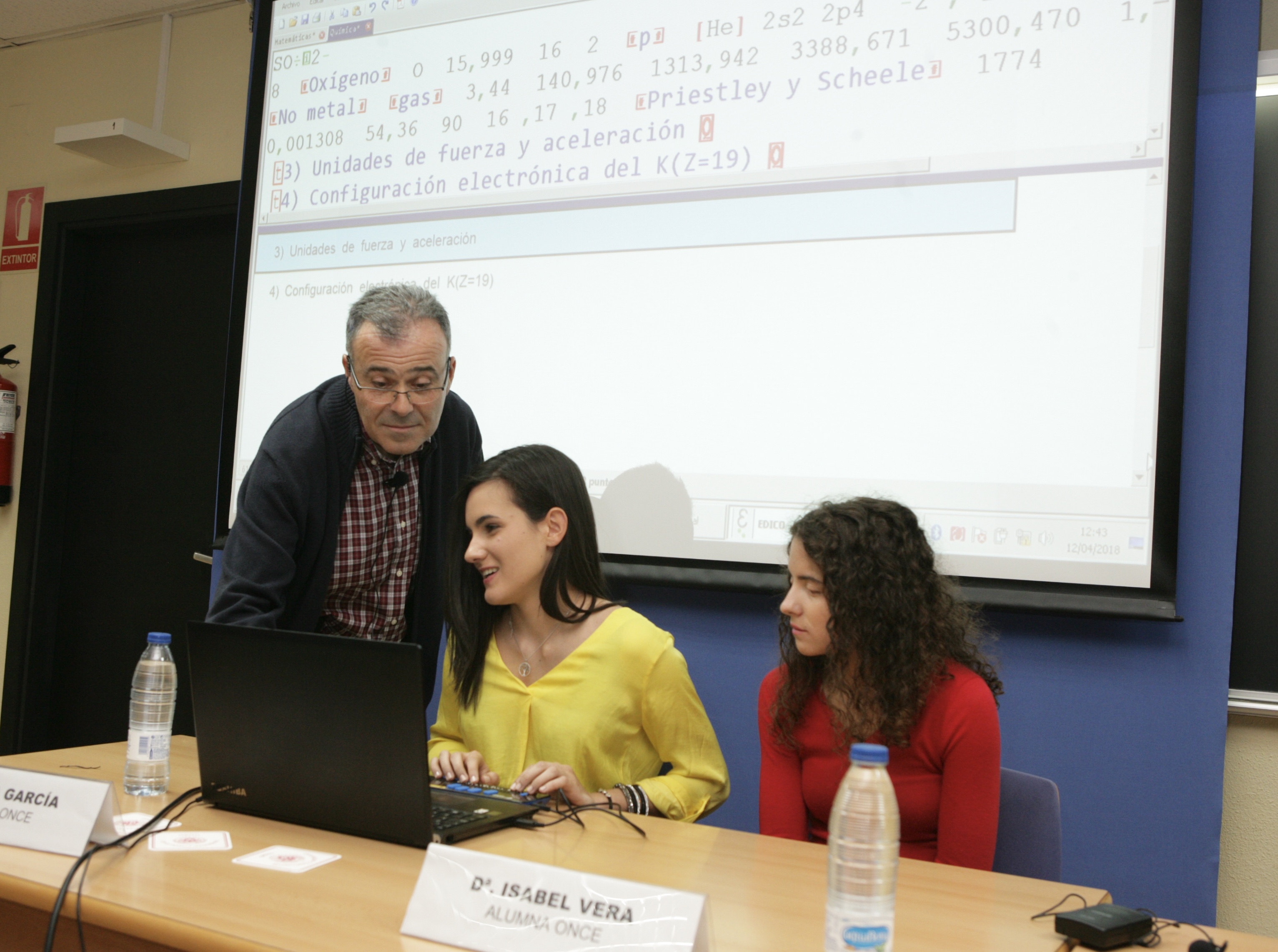 alba_garcia_e_isabel_vera_con_jaime_munoz.jpg