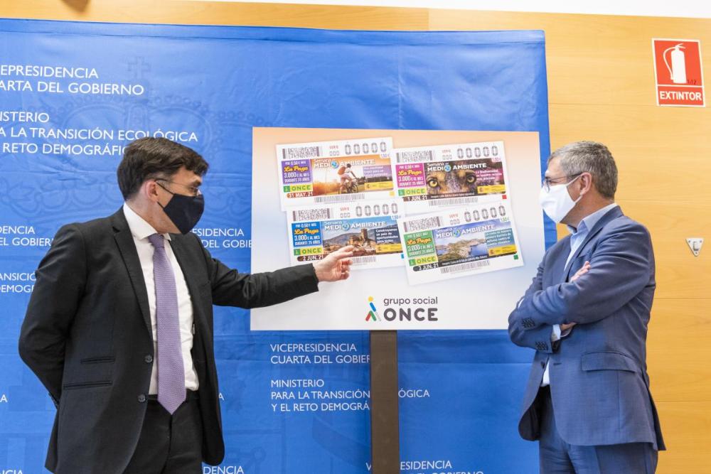 Alberto Durán entrega las réplicas de los cupones