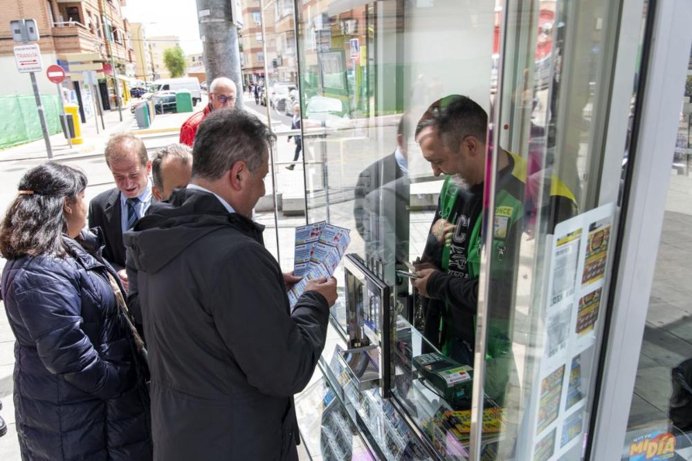 Ramón Jurado comprando cupones