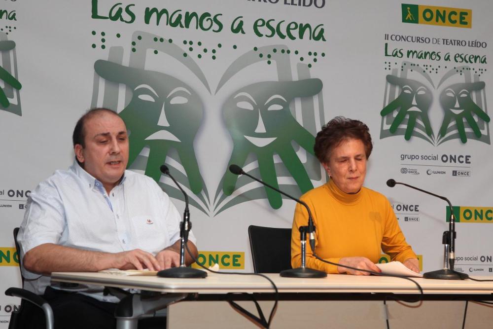 Miembros del grupo Alfa Teatro leyendo su trabajo