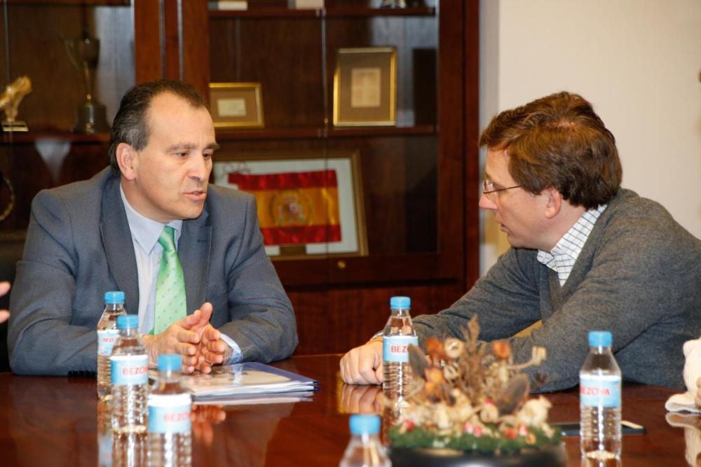 Luis Natalio y Almeida durante la reunión privada