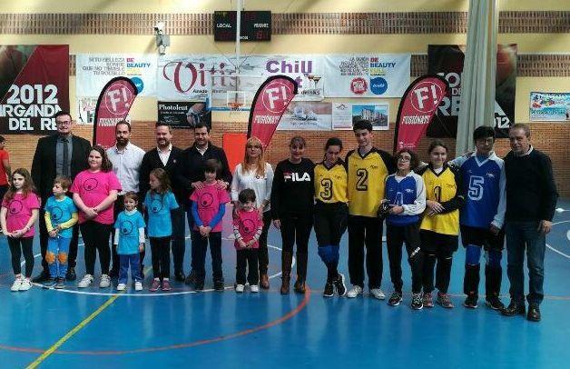 Alumnos participantes en la exhibición de Goalball junto a representantes del Ayuntamiento de Arganda