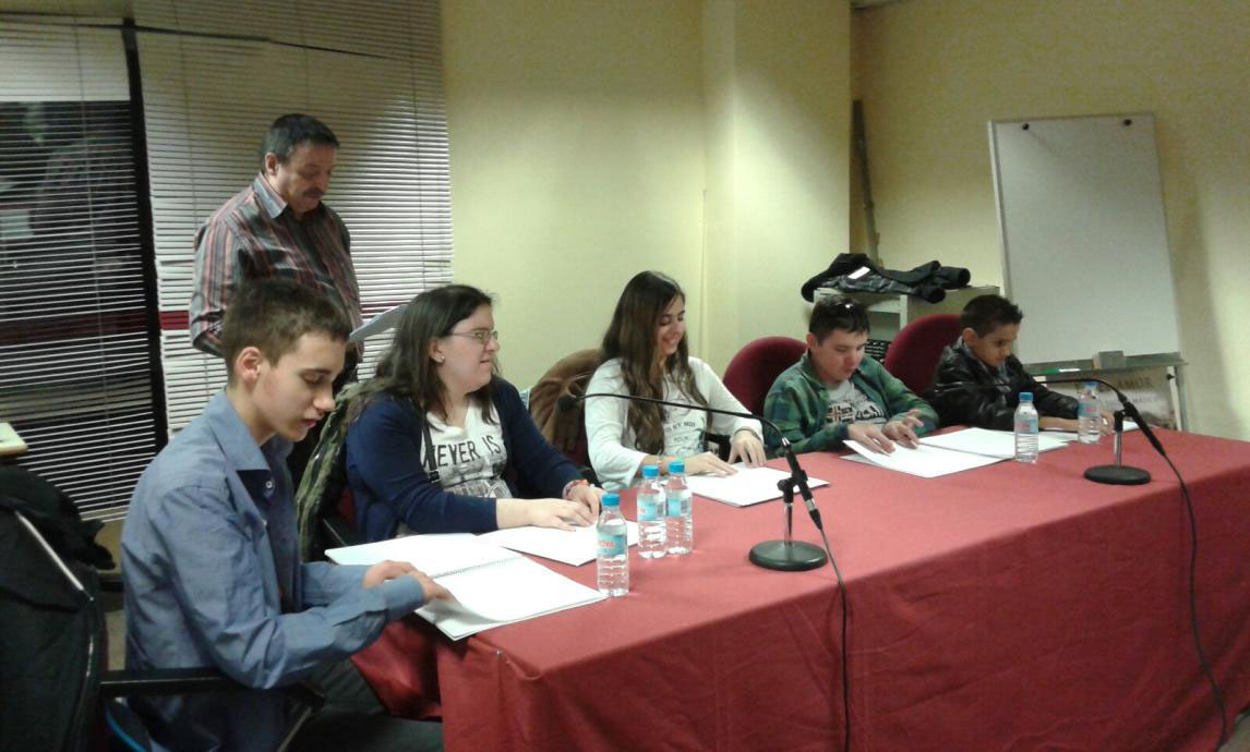 alumnos_del_cre_durante_el_homenaje_a_alicia_en_el_pais_de_las_maravillas.jpg