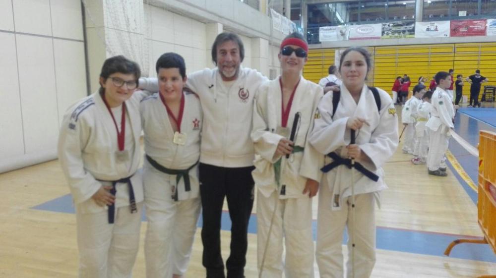 Alumnos participantes en la prueba de Judo junto a su entrenador