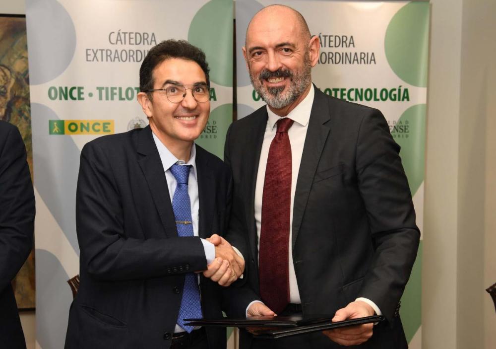 Andrés Ramos y Joaquín Goyache estrechan sus manos tras la firma del convenio