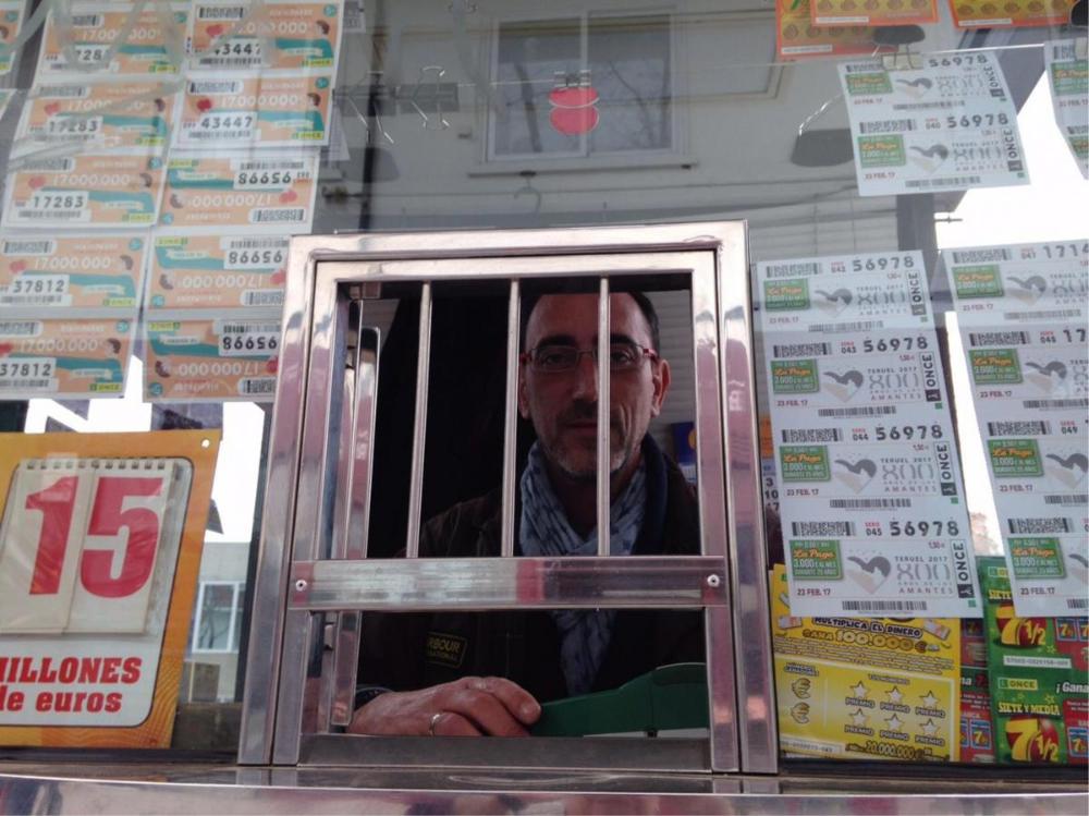 Andrés Sánchez de Nieta dentro de su quiosco