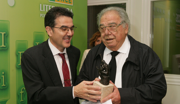 angel_garcia_recoge_el_premio_amigo_de_los_tiflos.jpg