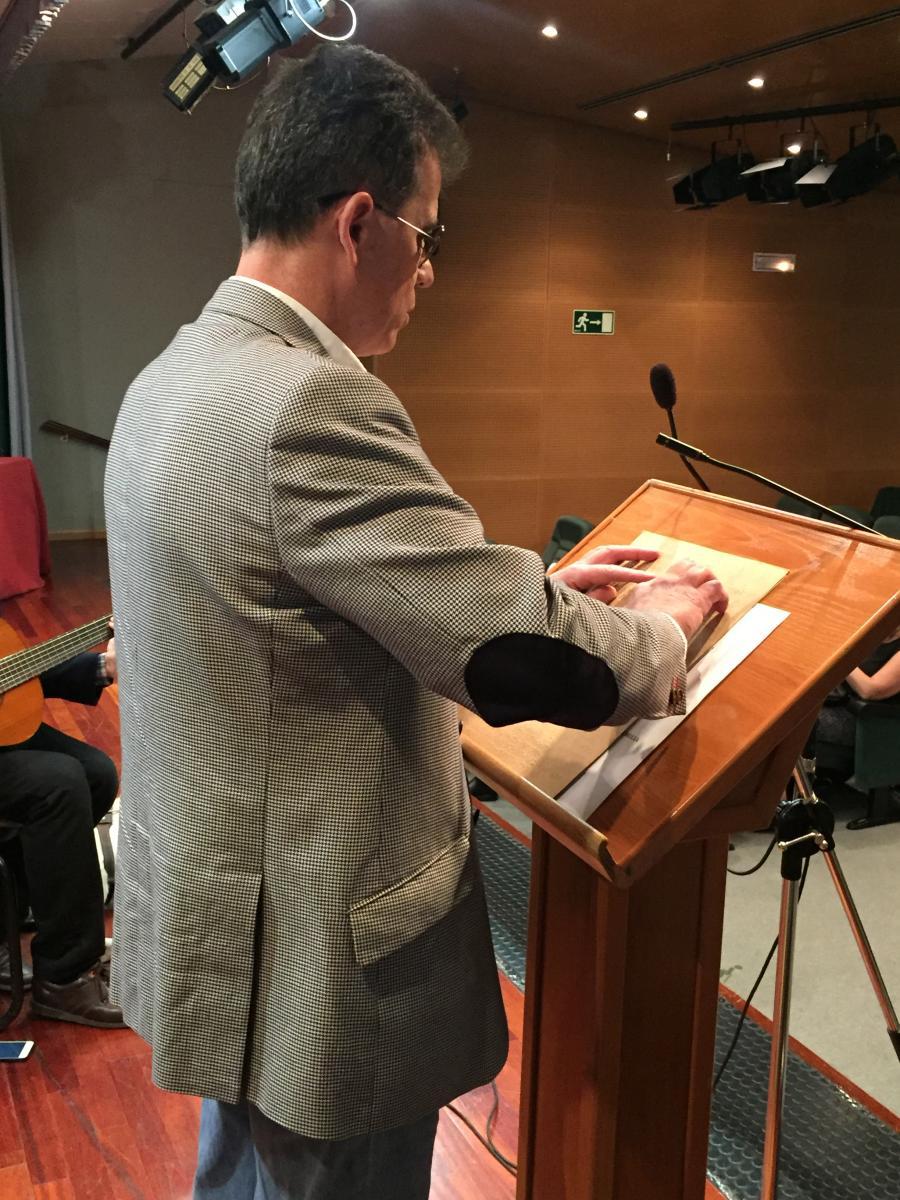 Uno de los miembros de la Tertulia Ferreiro durante su lectura en braille